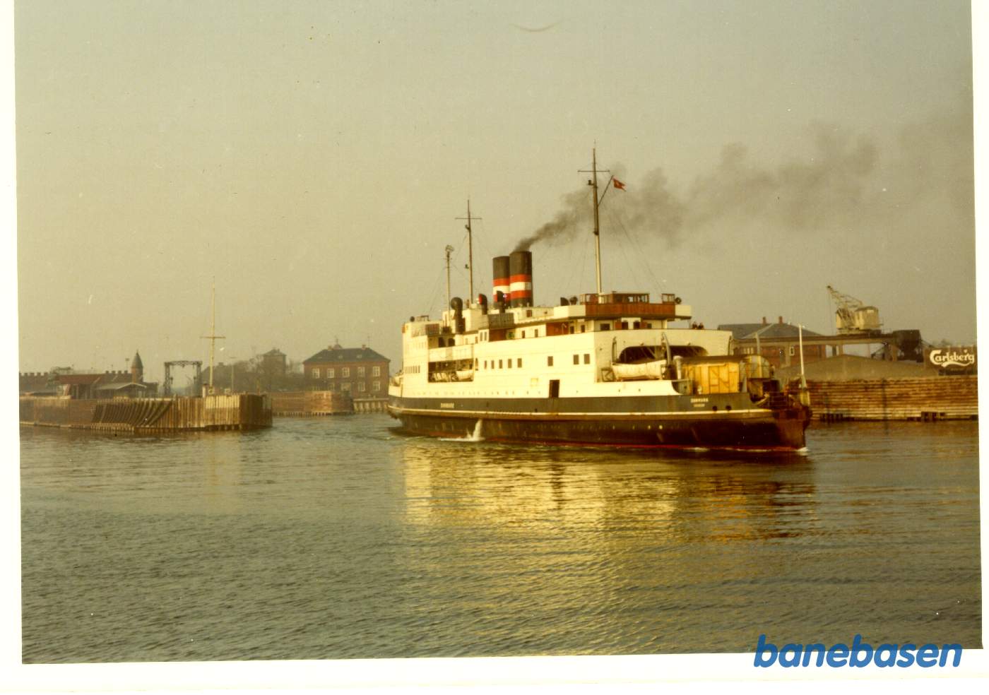 Dampfærgen "Danmark" bakker ud af havnen