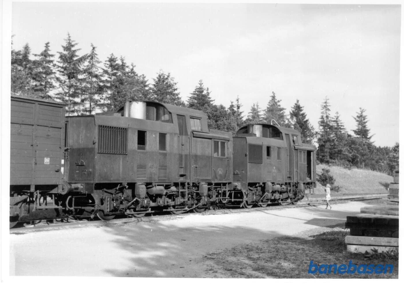 Forrest KSB M 1 - nu malet vinrød og mærket DSB M 1 - samt KSB M 2 foran godstog mod København L
