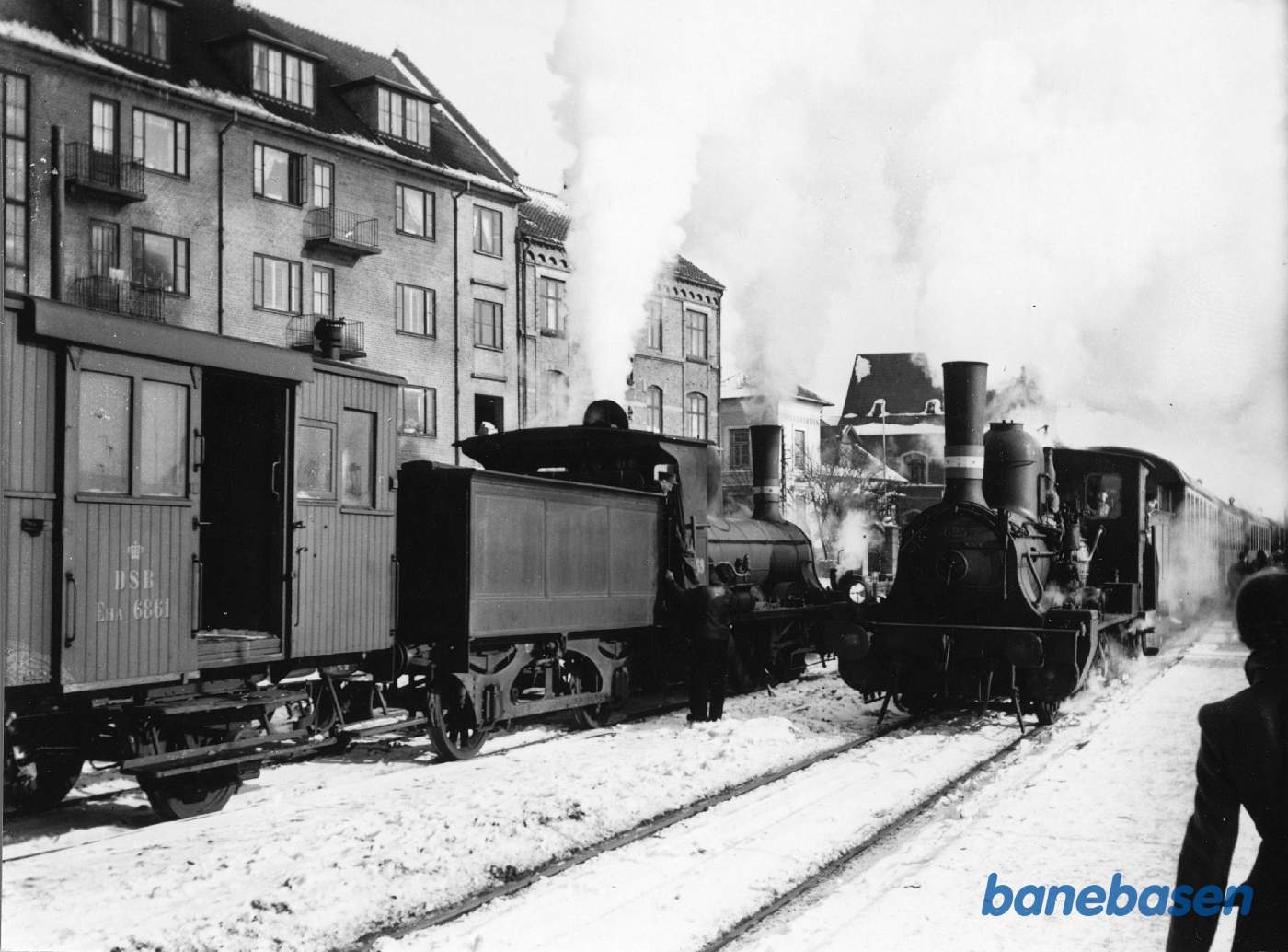 Tog 182 mod Svendborg fremført af G 625 krydser holdende tog 179 fremført af G 169