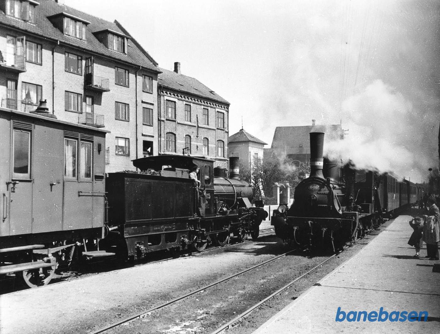 Tog 182 mod Svendborg fremført af G 646 krydser holdende tog 179 fremført af AF 125 (tidl. ONFJ 25)