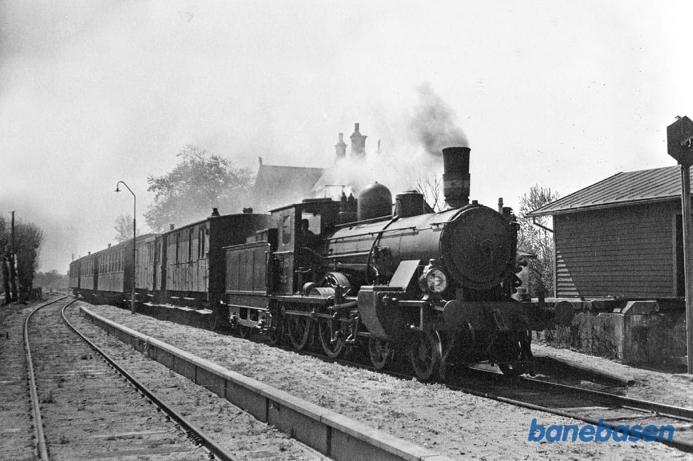 Tog mod Nyborg ankommet. Mellemperronen og krydningssporet blev anlagt af DSB i 1951