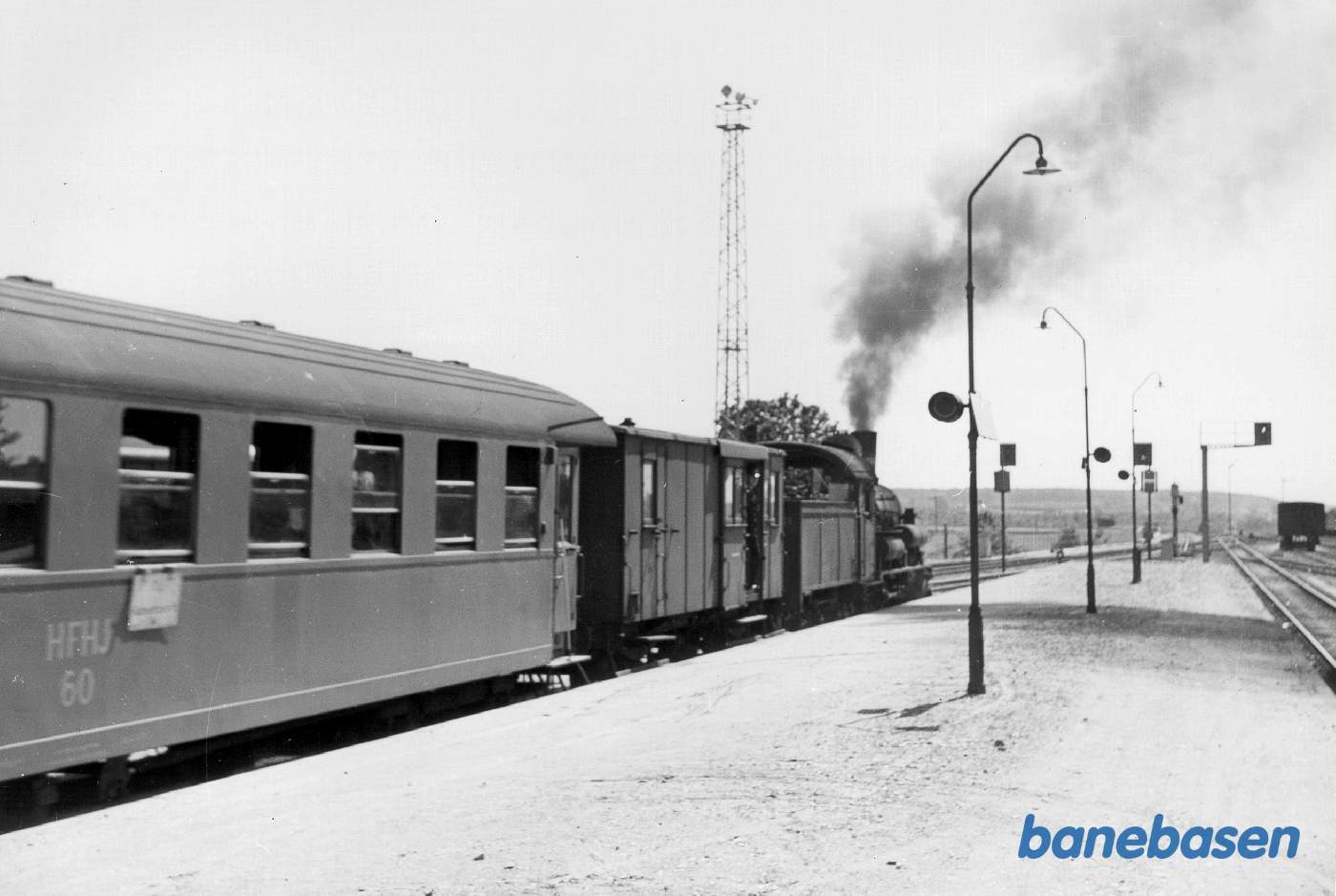 D-maskine afgår med de gennemgående vogne til København. Forrest en EH-vogn og HFHJ 60