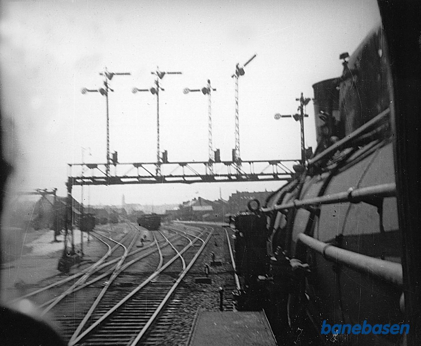 Indkørsel fra øst med signalbroen over sporet