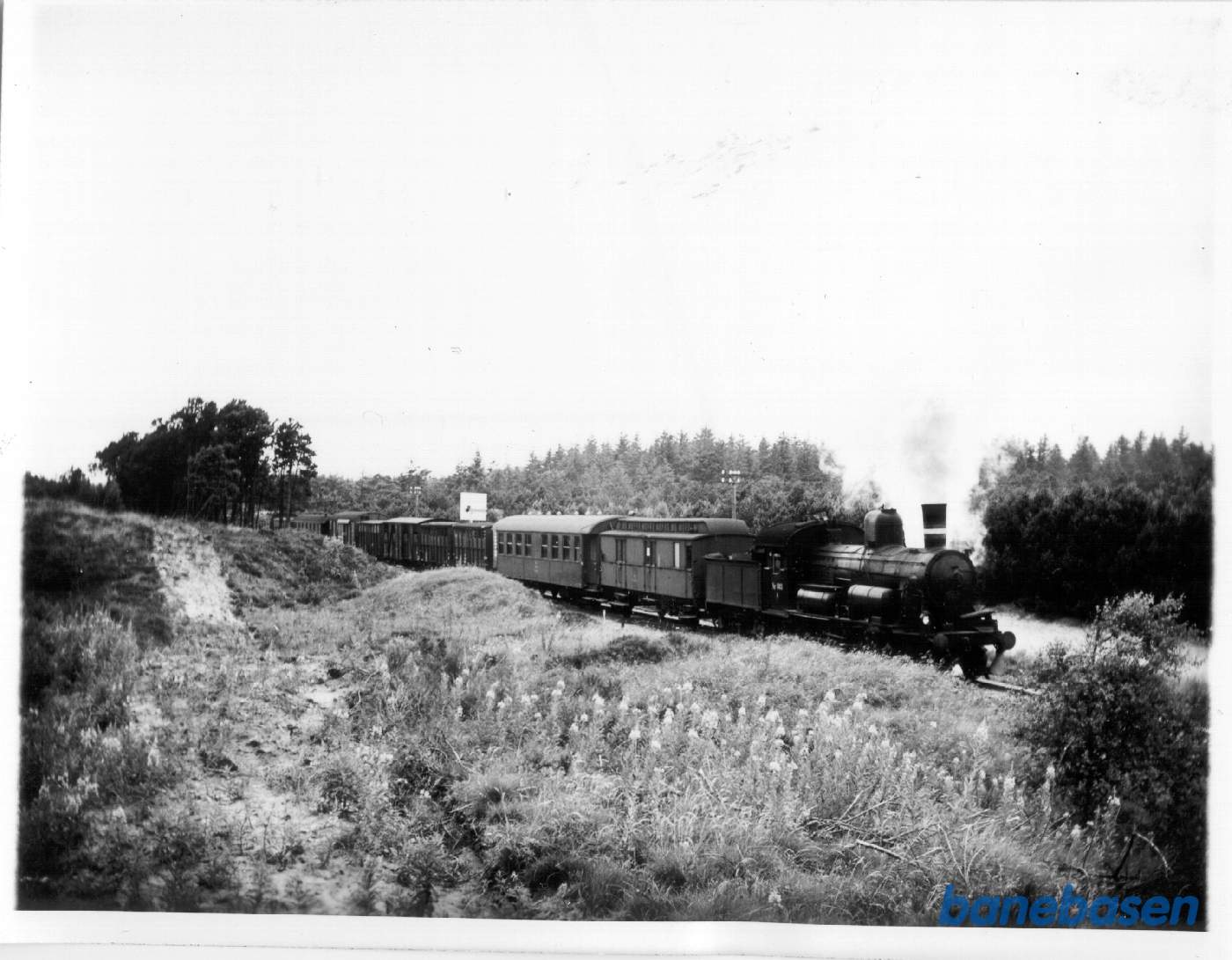 D-maskine med DR, CP og godsvogne under udkørsel D-maskine med DR, CP og godsvogne under udkørsel