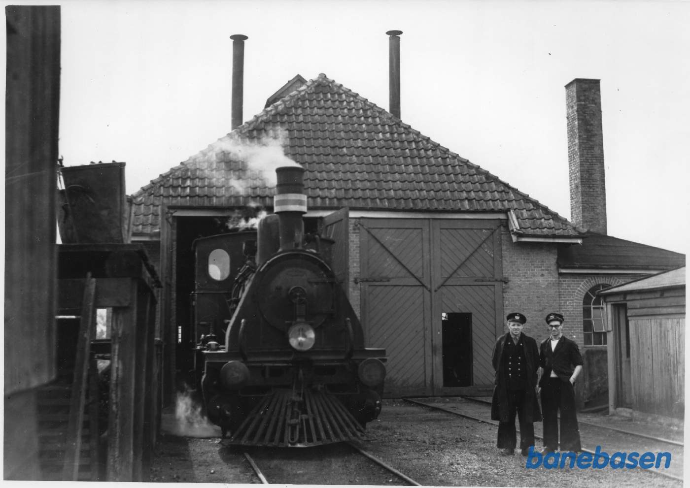 Damplokomotiv Nr. 1 foran remisen