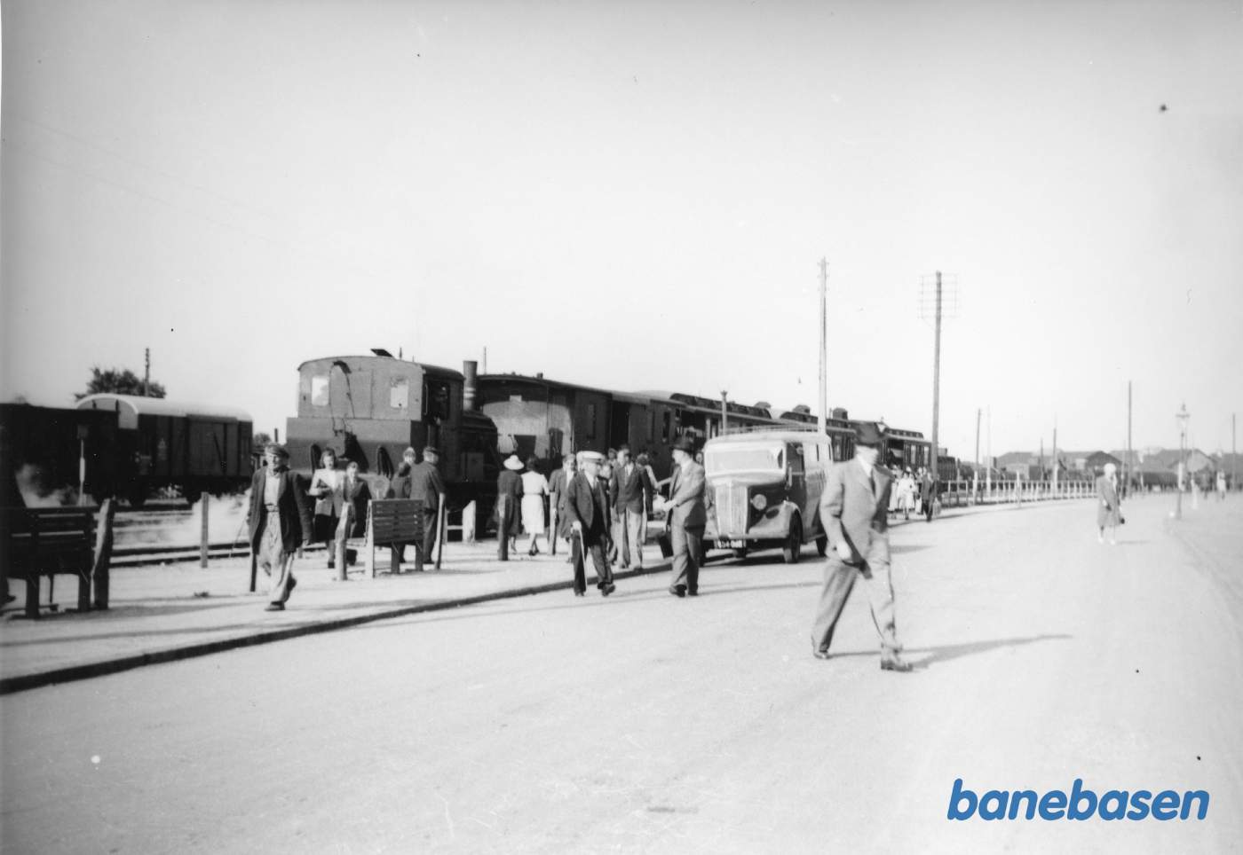 Toget fra Dragør er ank. til den midlertidige station (1940-42) ved Uplandsgade
