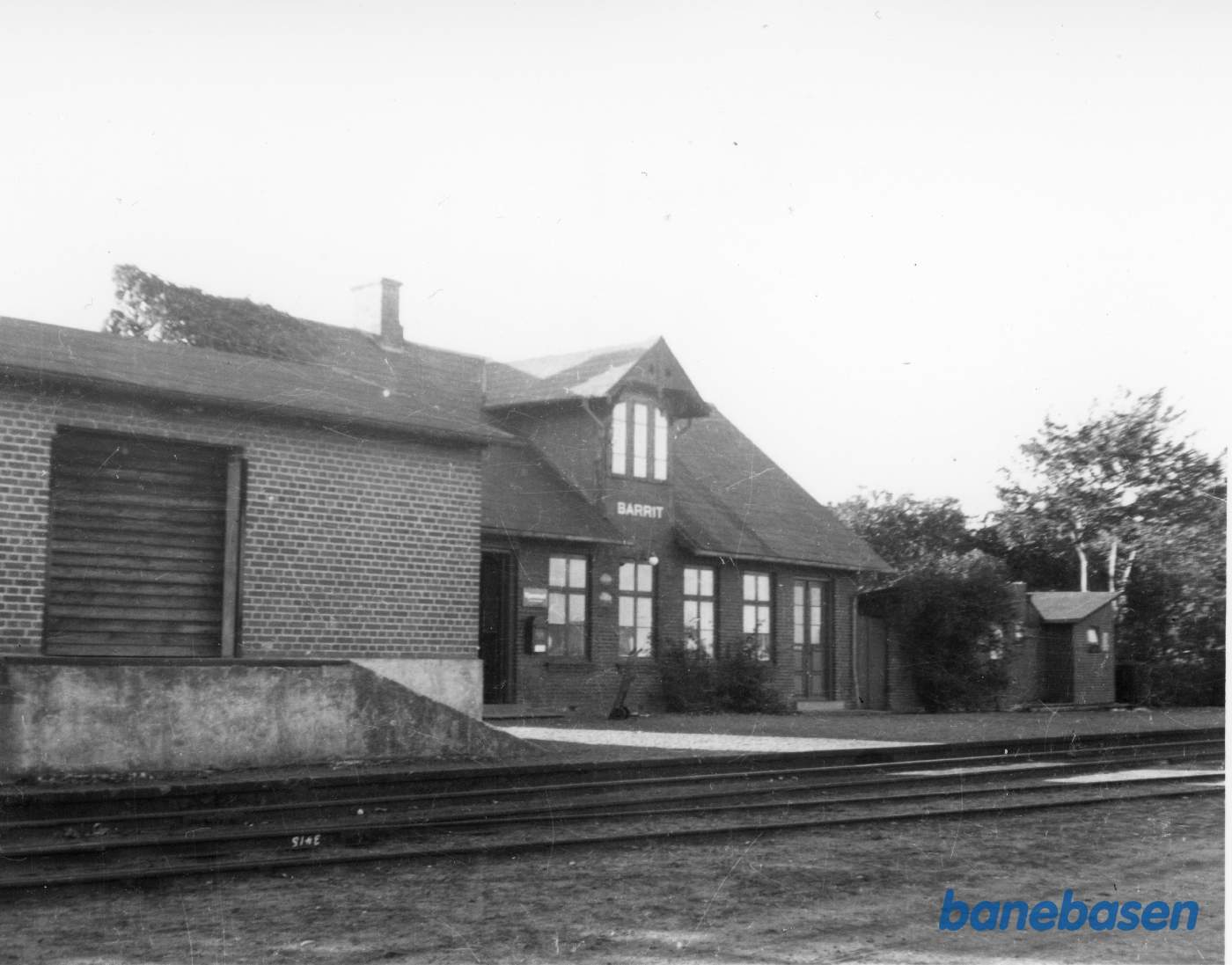 Varehus, stationsbygning og udhus