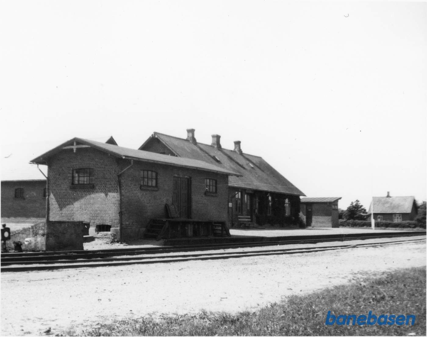 Varehus, stationsbygning og udhus