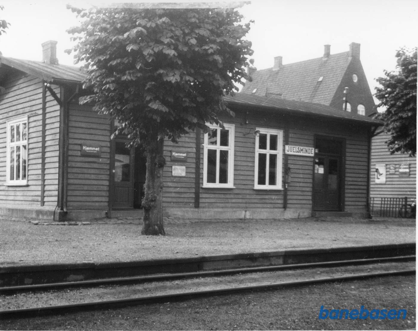 Den beskedne "midlertidige" stationsbygning