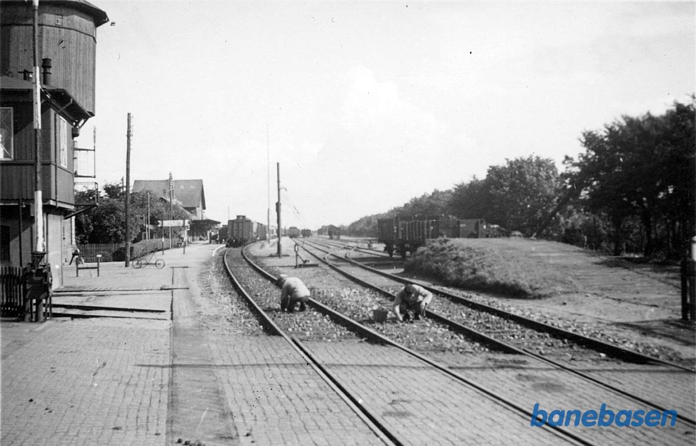 Signalpost, vandtårn og stationsbygning