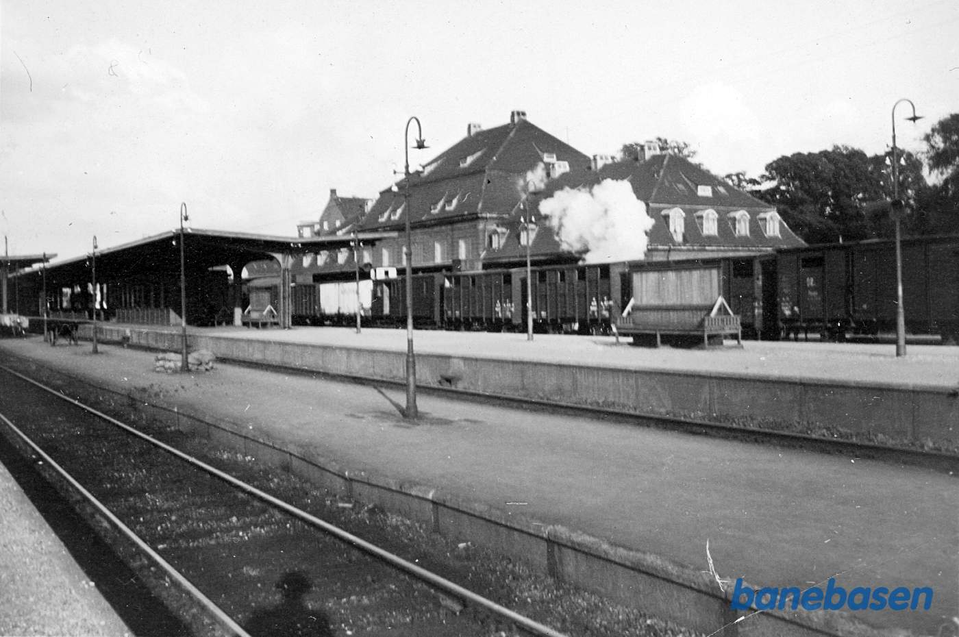 Stationsbygning og perroner