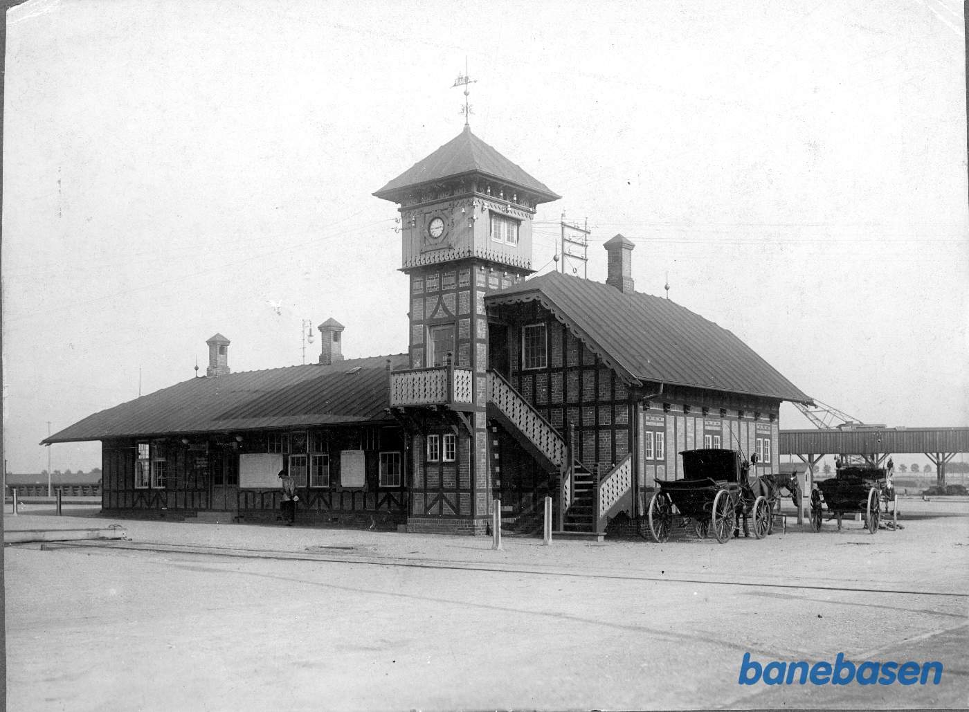 Hestekøretøjer foran stationen Hestekøretøjer foran stationen