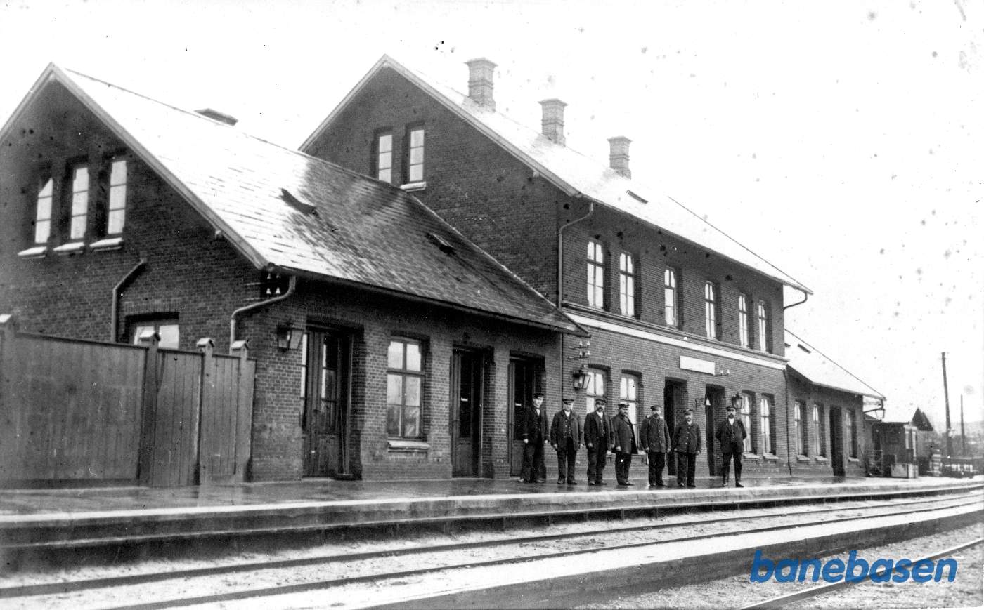 Stationen med meget smal mellemperron og personale på perronen