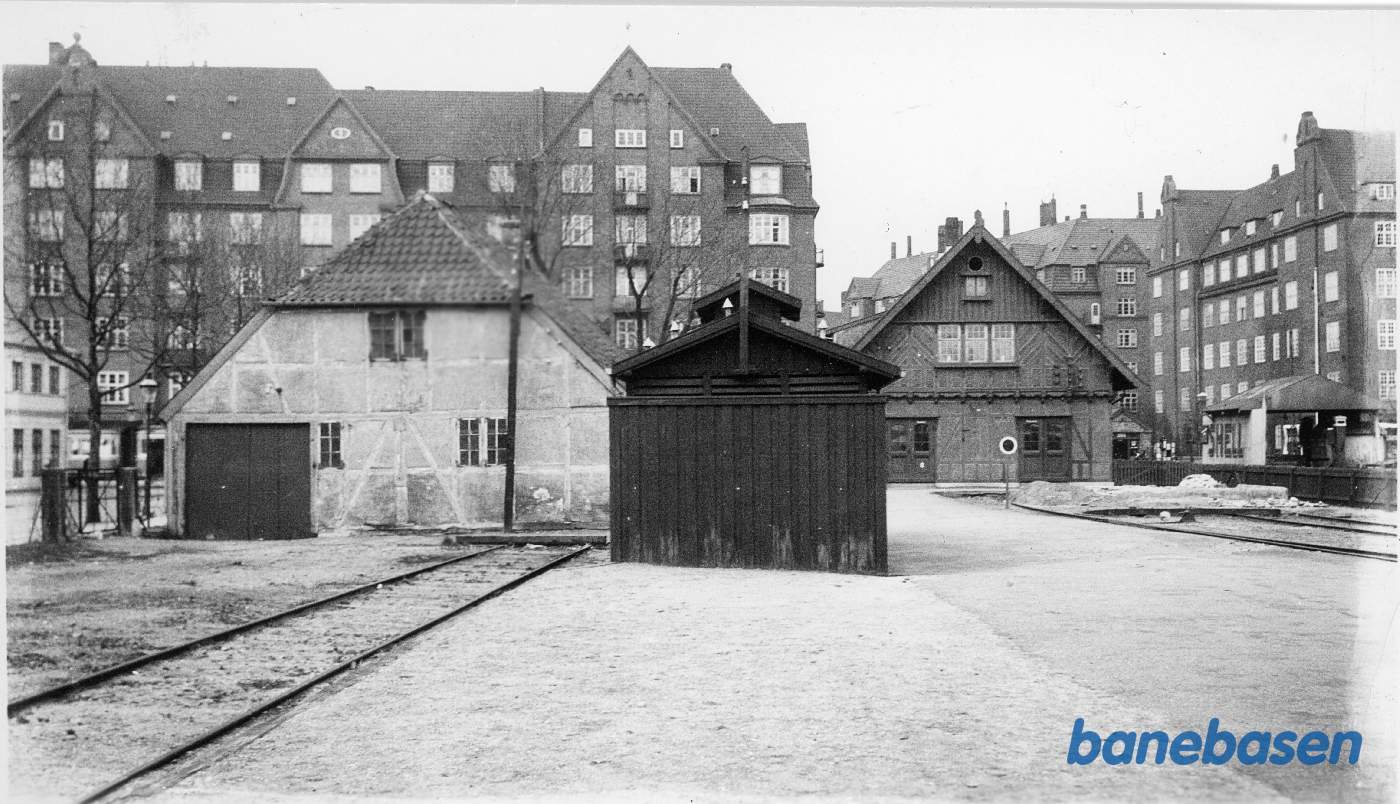 Gl. limfabrik, venterum og i baggrunden stationsbygningen