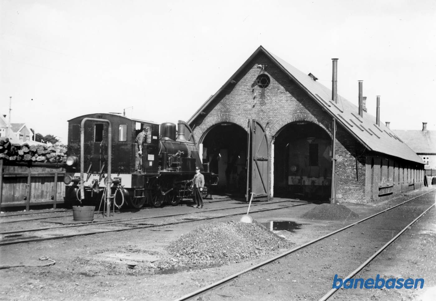 Nr. 10 foran den lidt lavstammede remise