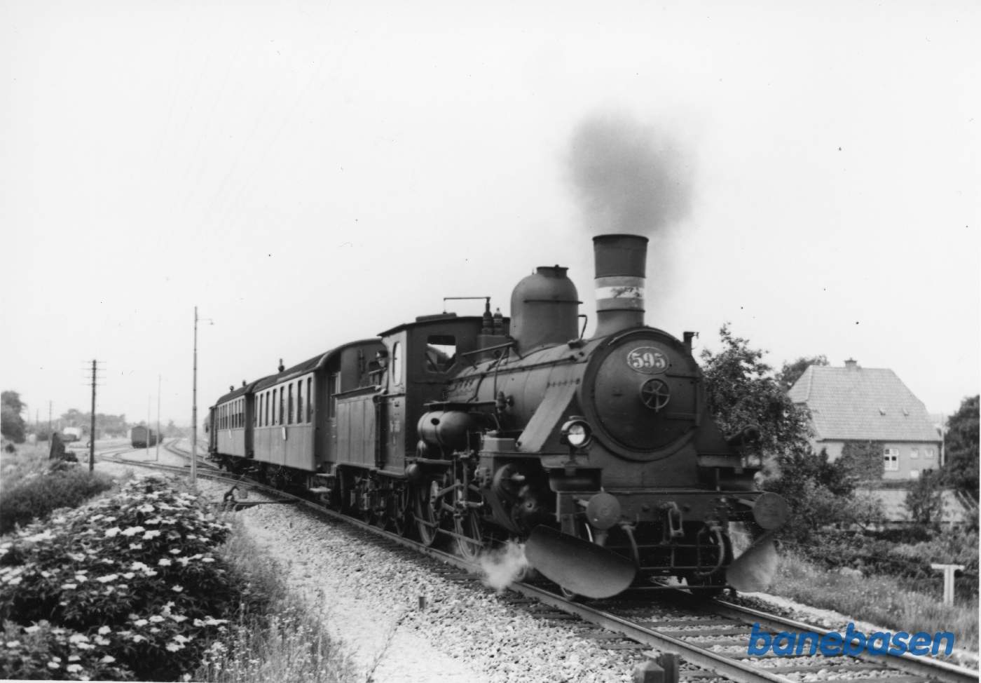Tog 322, et persontog mod Langaa under udkørsel Tog 322, et persontog mod Langaa under udkørsel