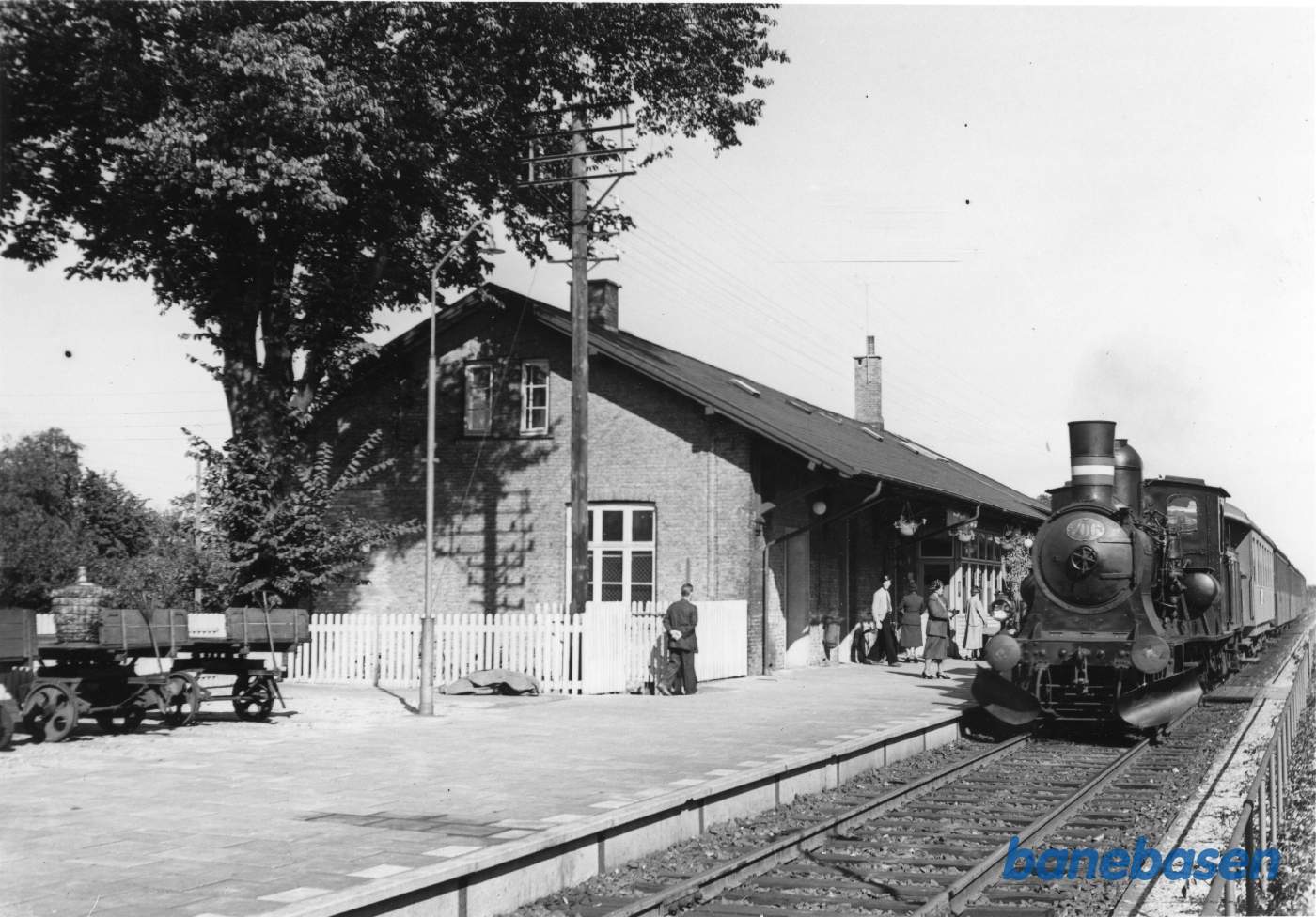 Tog 251 - et eftermiddagspersontog fra København ankommer