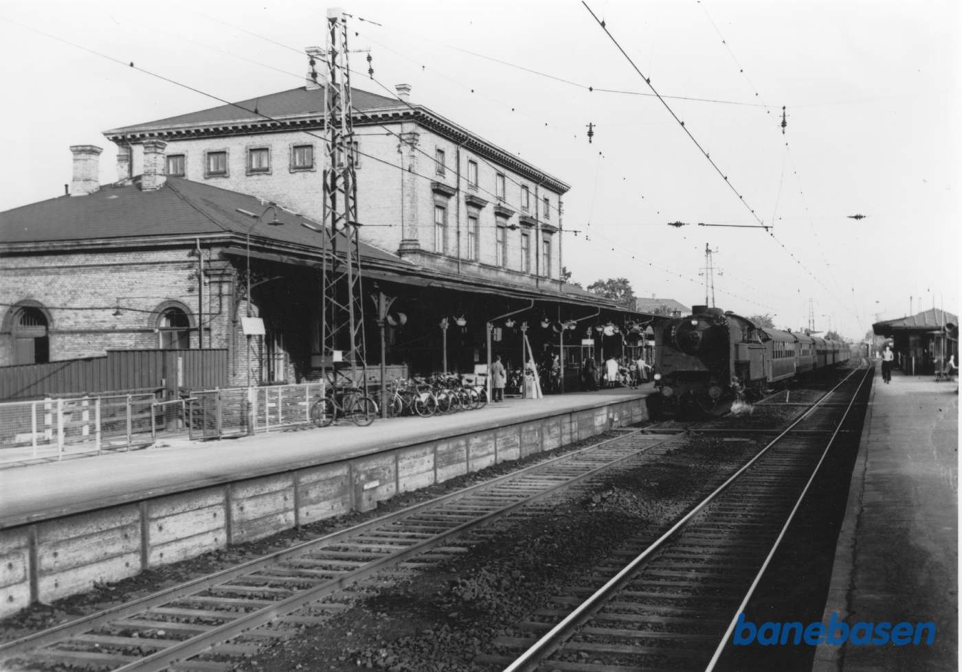 Nordbanetog mod Hillerød kører gennem stationen