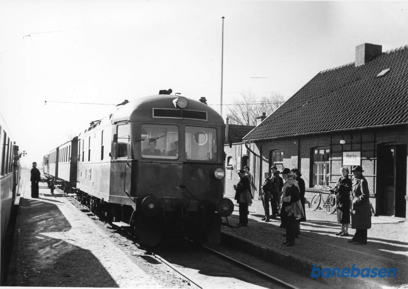 Toget fra Aalborg mod Frederikshavn kører til perron