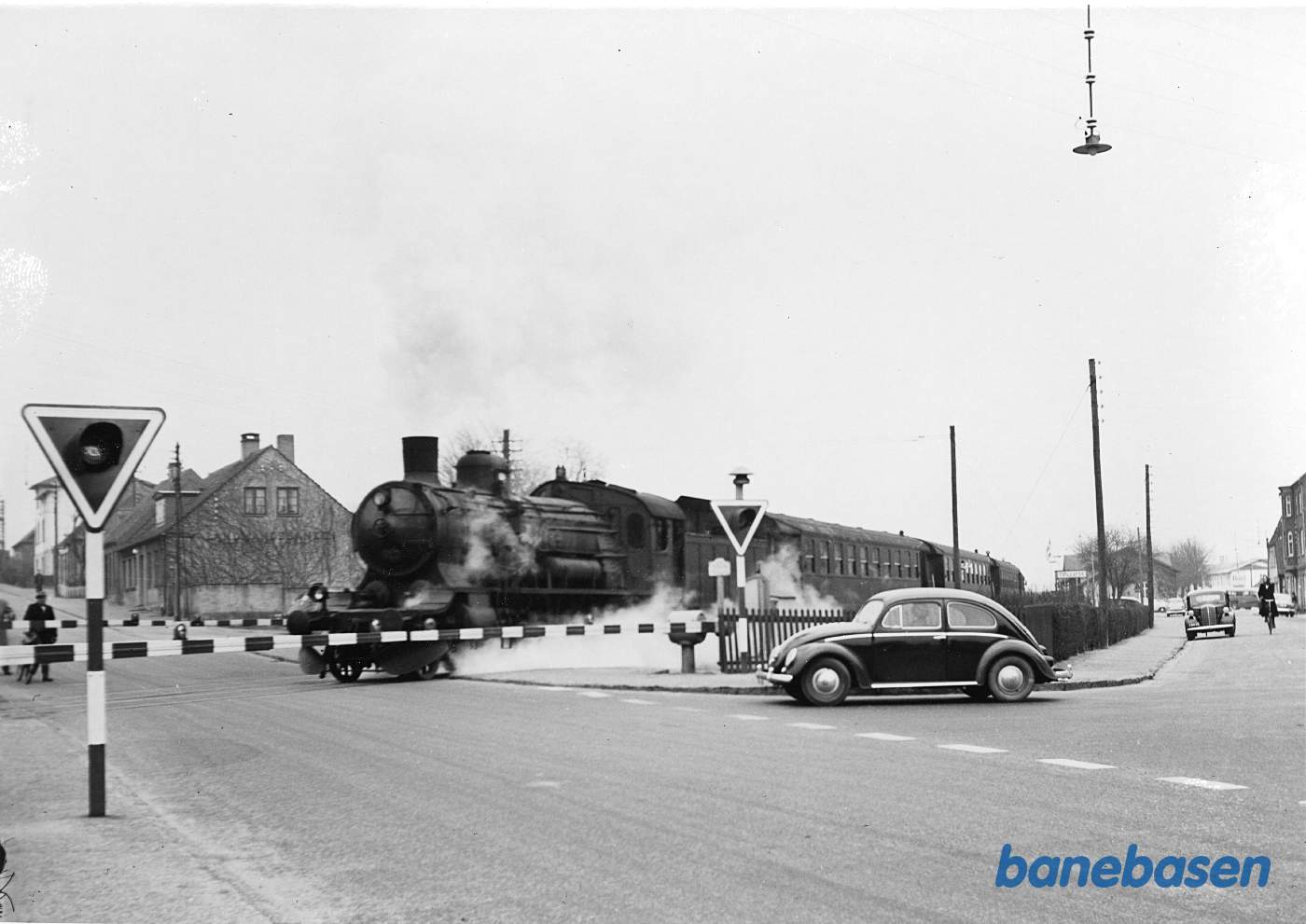 P-maskine med tog mod Kalundborg passerer de automatiske bomme for Kvarmløsevej P-maskine med tog mod Kalundborg passerer de automatiske bomme for Kvarmløsevej