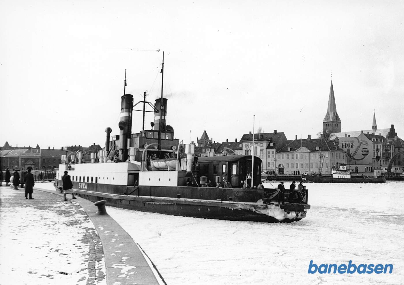 Jernbanefærgen "Svea" på vej ud af havnen. Ombord ses en svensk personvogn mærket med 3.kl.