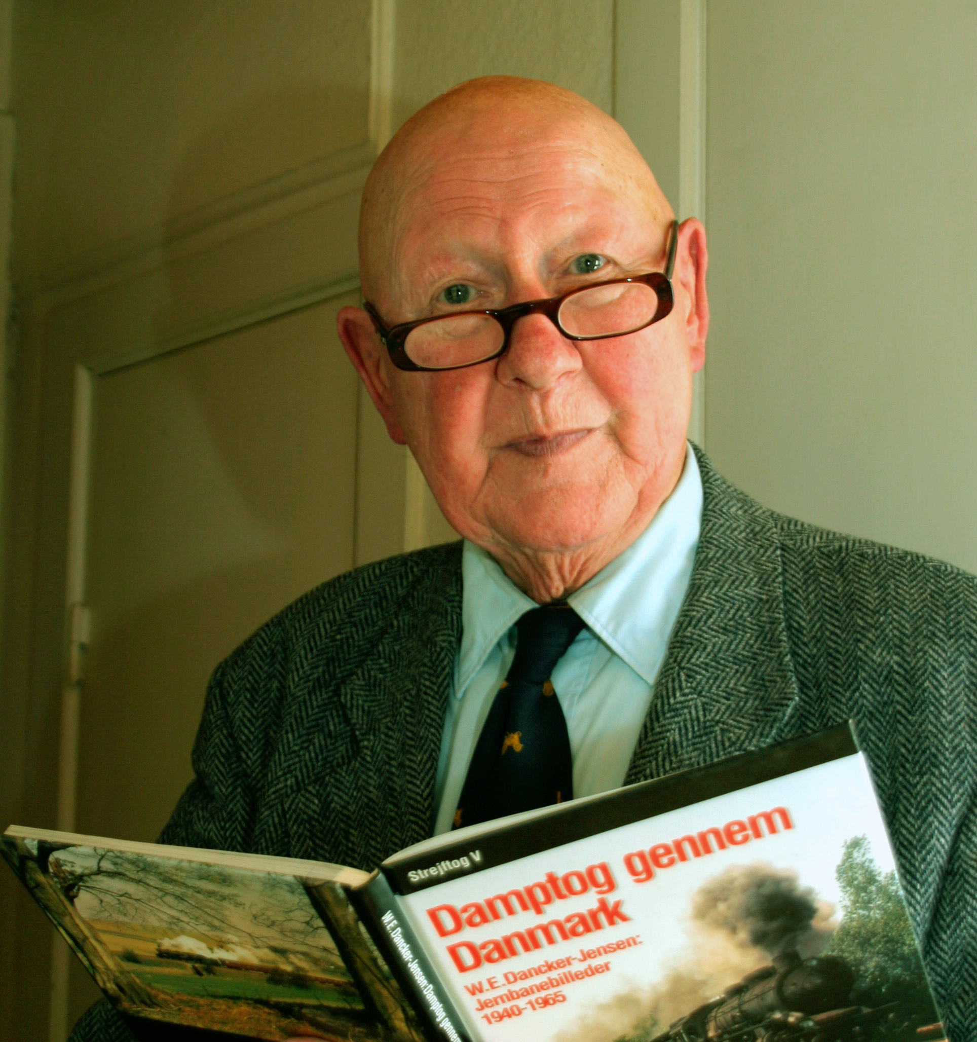 W. E. Dancker-Jensen med hans bog fra 1996